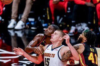 Rien à faire pour Clint Capela (à droite) face à Nikola Jokic... KEYSTONE/EPA/ERIK S. LESSER